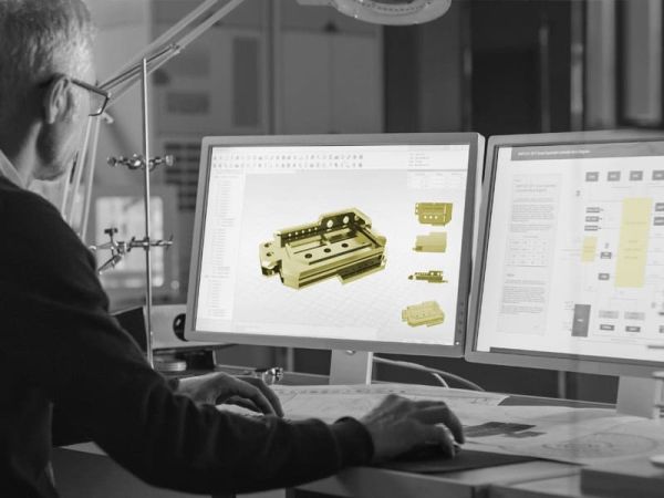 Goldfuß Mitarbeiter vor einem PC mit CAD Programm